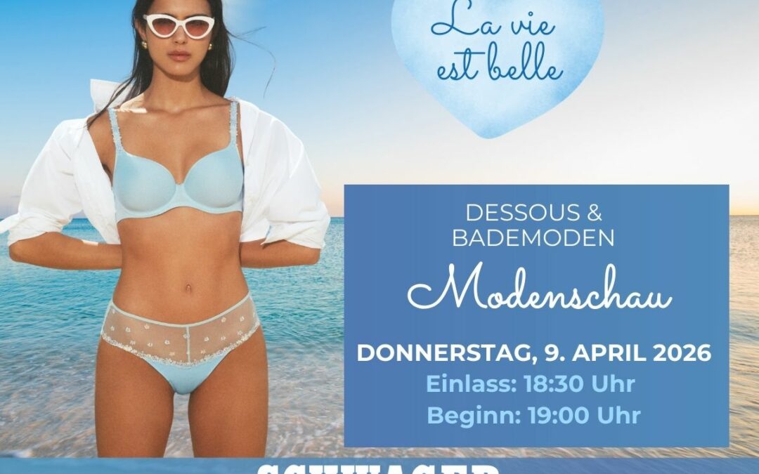 Eine Frau in blauen Dessous steht am Meer. Der Text wirbt für eine Dessous- und Bademodenschau am Donnerstag, den 9. April 2026, mit Einlass um 18:30 Uhr und Beginn um 19:00 Uhr, veranstaltet von Schwager. La vie est belle ist in einem Herz geschrieben.
